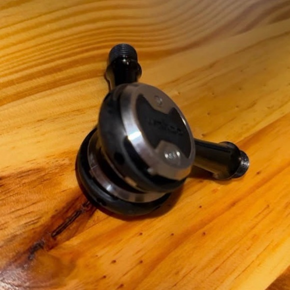 Wahoo dual-sided road pedals – like new condition. - Picture 3 of 3